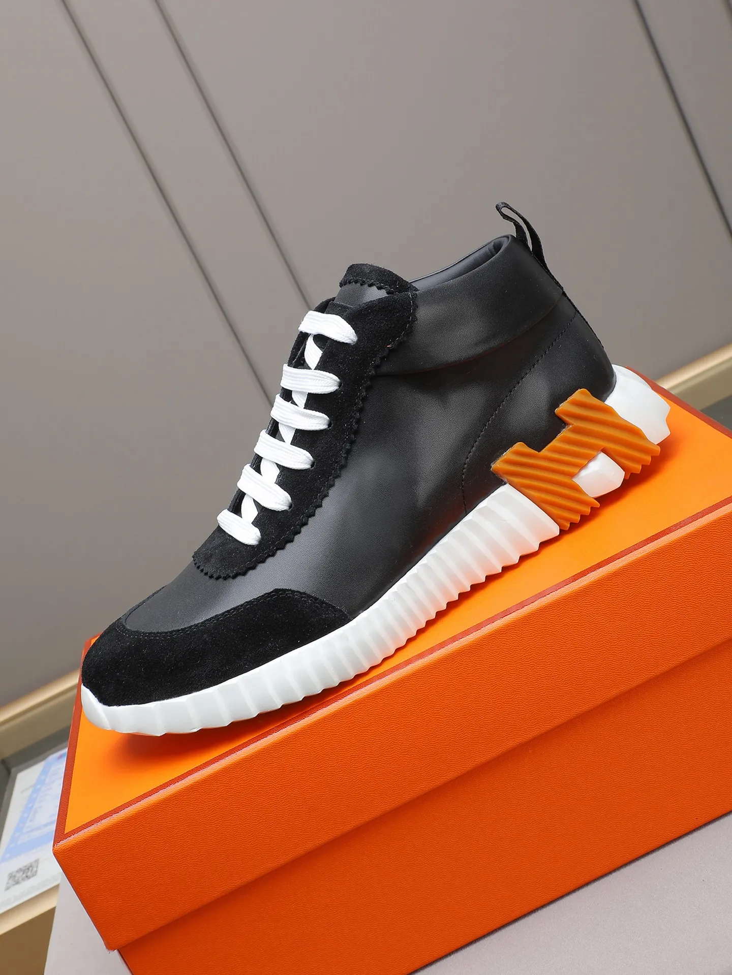 PPP460 (Hermes high-top men's shoes)🆕Men's sports shoes, decorated with textured calfskin details. Spliced ​​with original cowhide, this shoe draws inspiration from the equestrian world, integrating technical details and practical functions. Breathable sheep lining, original combination outsole, high-end quality, and every detail is perfectly combined! Size: 38-44 (45 can be customized)